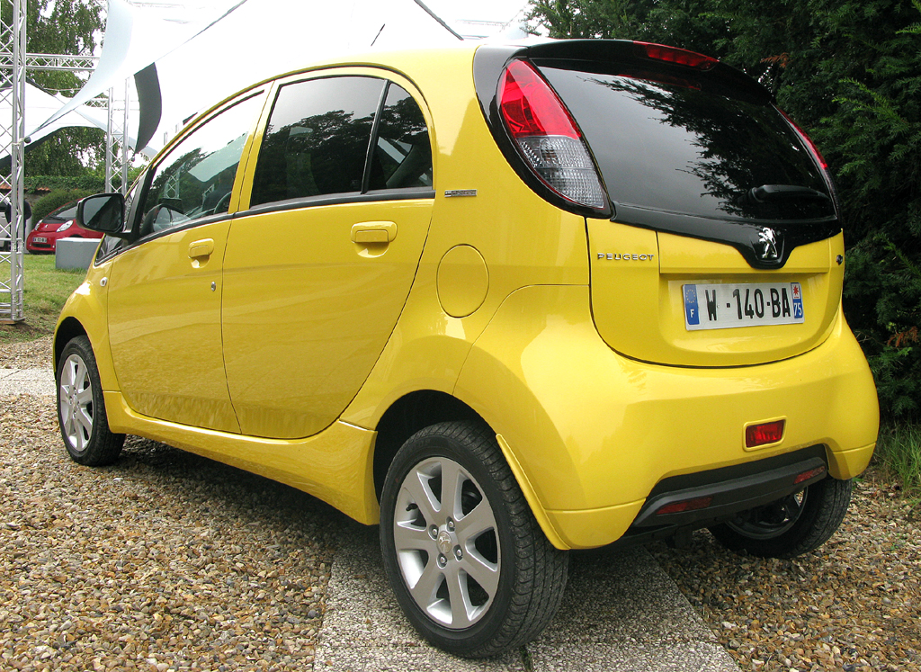 Peugeot iOn: Heck-/Seitenansicht. 