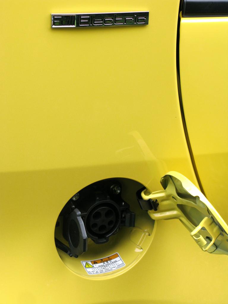 Peugeot iOn: Hier wird mittels Ladekabel Strom nachgeladen. 