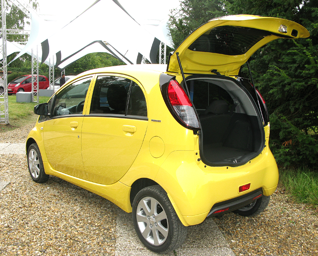 Peugeot iOn: Mit geöffneter Kofferraumklappe. 