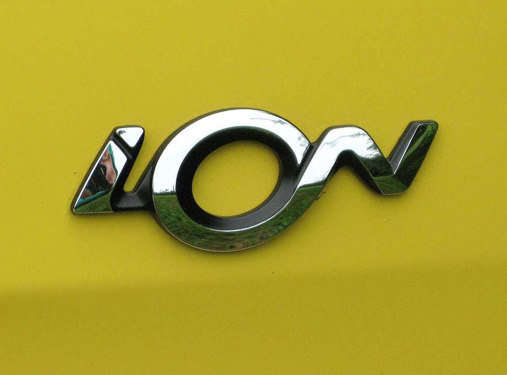 Peugeot iOn: Modellschriftzug an der senkrechten Heckklappe. 