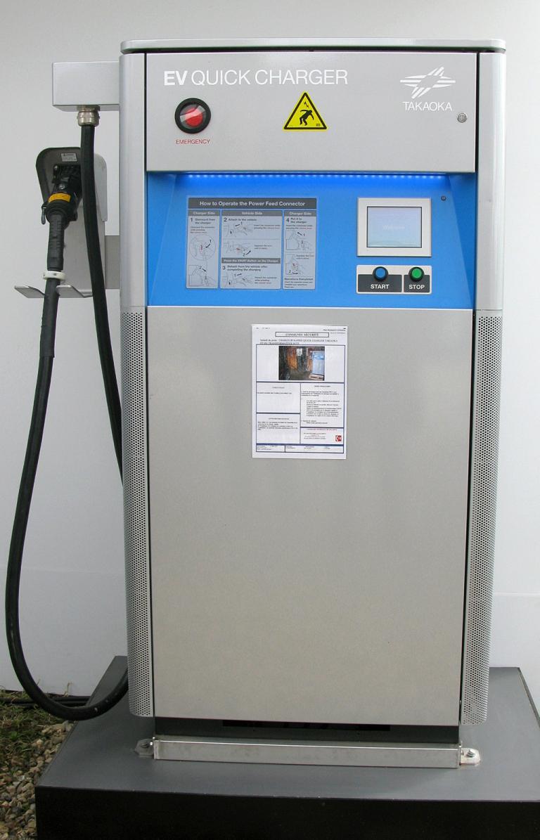 Peugeot iOn: So sieht eine spezielle Schnellladestation aus. 