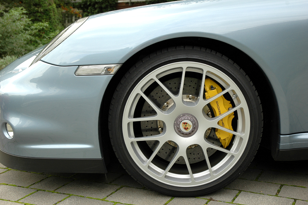 Porsche 911 Turbo S Coupé: Blick auf Vorderrad mit gelblackiertem Bremssattel. 