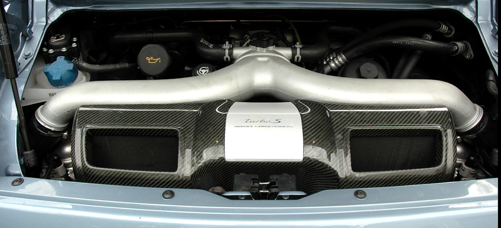 Porsche 911 Turbo S Coupé: Blick auf den 3,8-Liter-Biturbo-Benzindirekteinspritzer. 