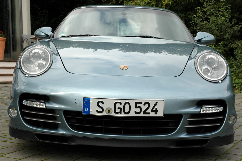 Porsche 911 Turbo S Coupé: Blick auf die Frontpartie des Sportwagens. 