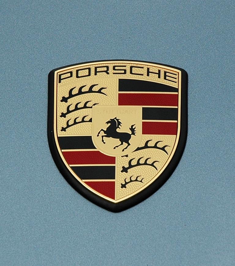 Porsche 911 Turbo S Coupé: Das Markenemblem sitzt vorn auf der Kofferraumklappe. 