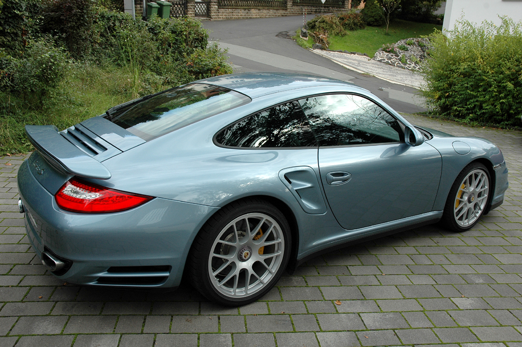 Porsche 911 Turbo S Coupé: Heck-/Seitenansicht. 