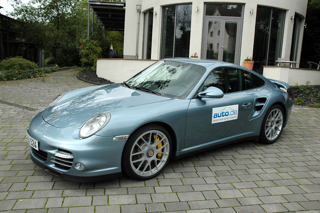 Porsches 911-Turbo-S-Coupé mit 530 PS fährt als Spitzensportler vor. 