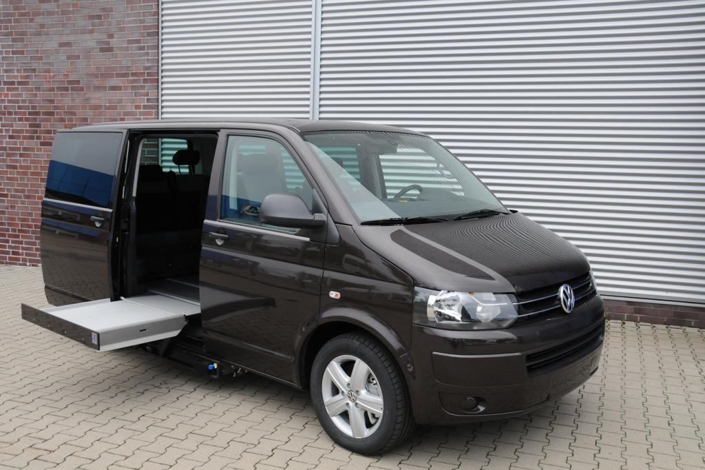 Praktisch ist die Einfahrt für Rollstuhlfahrer im VW Bus T5