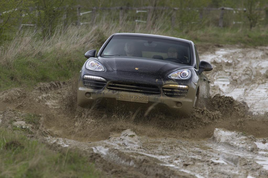 Schlamm und Geröll steckt der Cayenne souverän weg. 