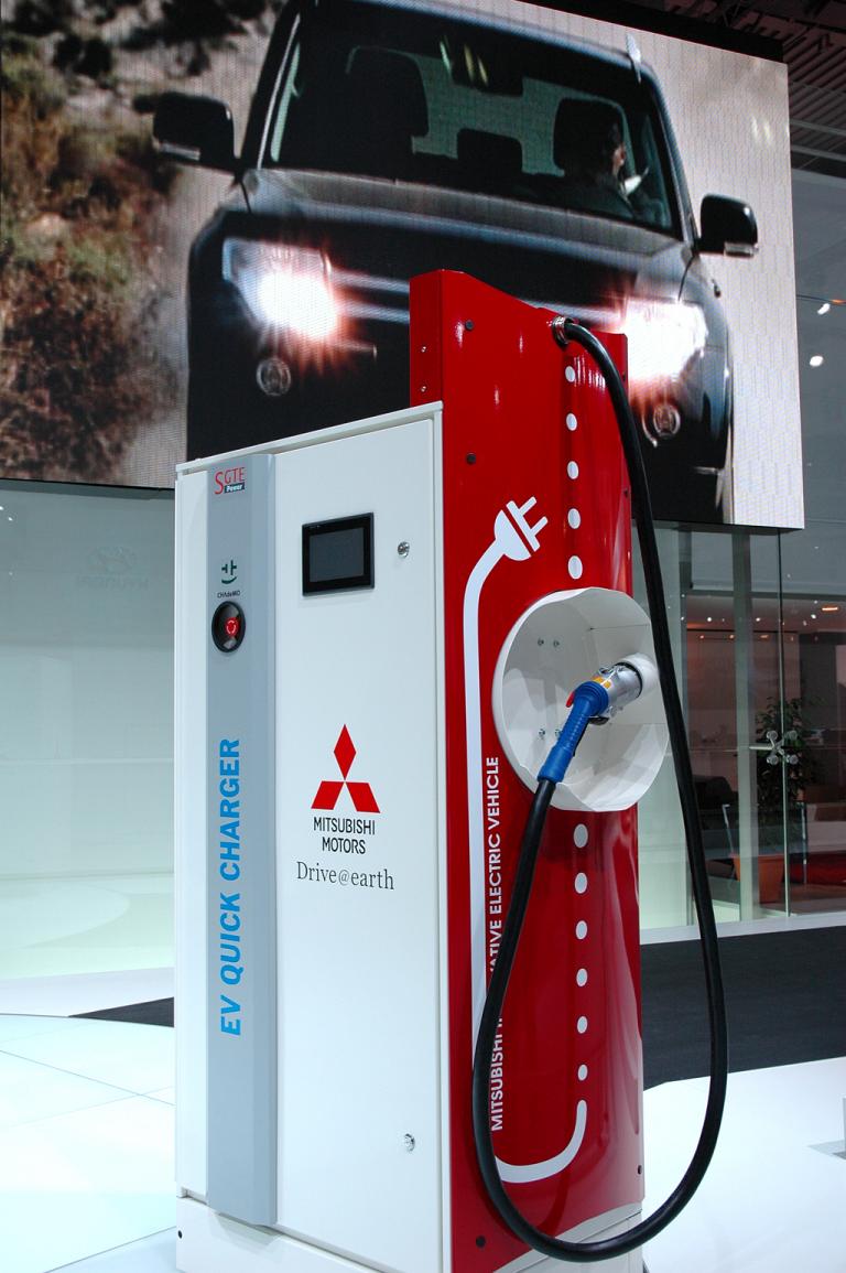 Schnellladestation am Mitsubishi-Stand bei der Autoschau in Paris. 