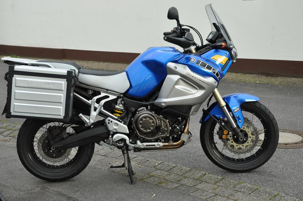 Serienmäßig erhält die Yamaha zwei Alukoffer