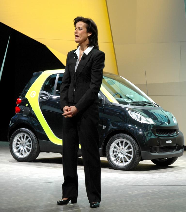 Smart-Chefin Dr. Annette Winkler in Paris mit dem Fortwo 