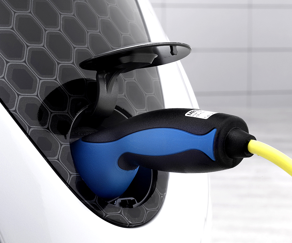So wird die Batterie des Smart-E-Scooters ganz einfach geladen. 