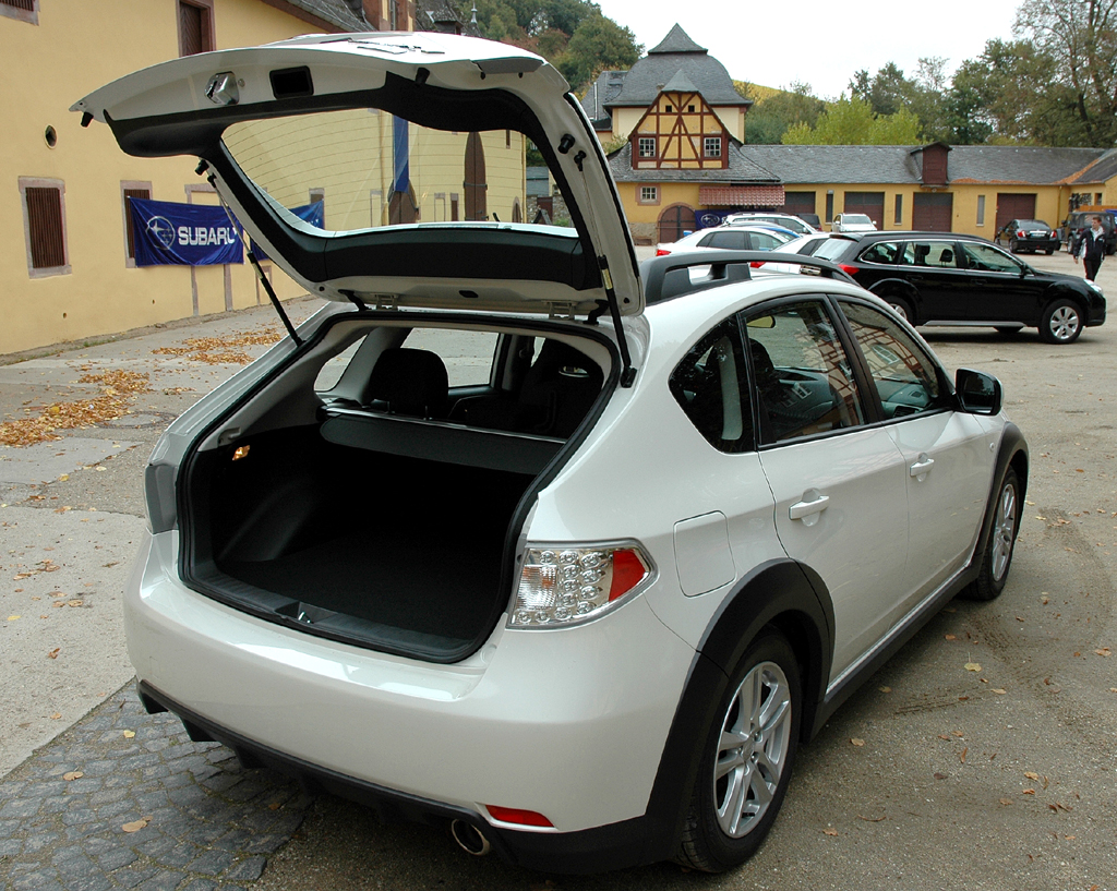 Subaru Impreza XV: Bei geöffneter Kofferraumklappe. 