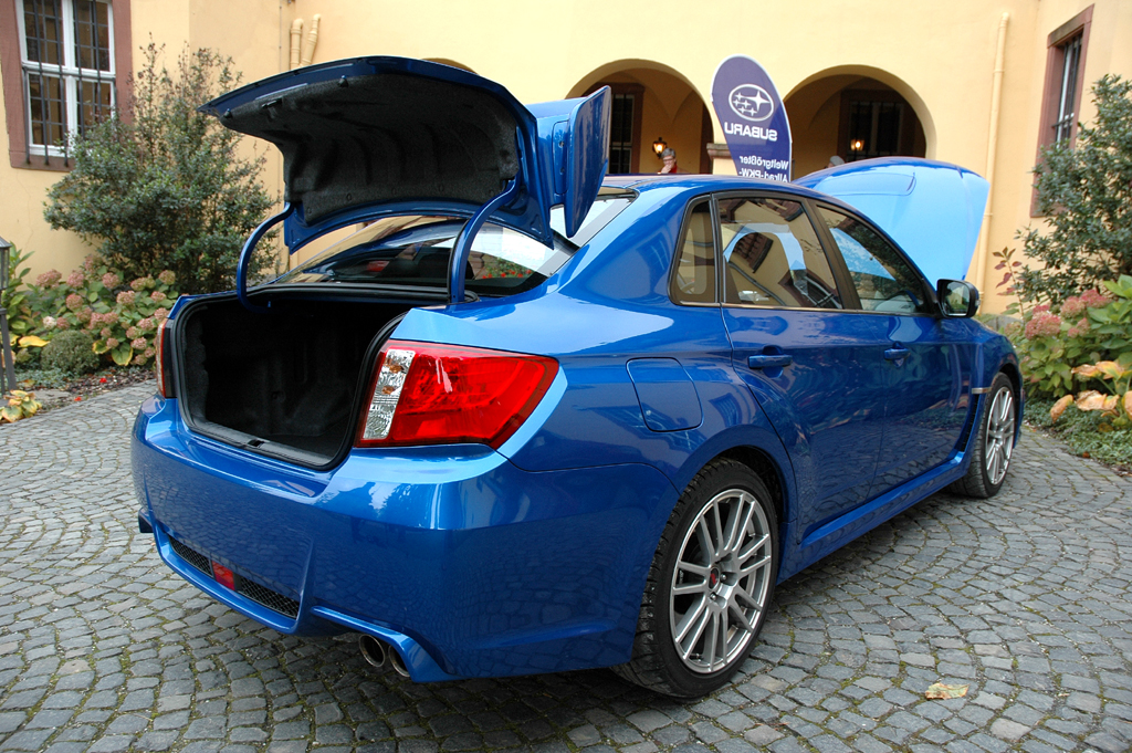 Subaru WRX STi: Bei geöffneter Koffer- und Motorraumklappe. 
