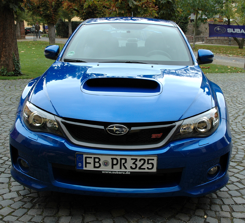 Subaru WRX STi: Blick auf die Frontpartie mit typischer Lufthutze in der Motorhaube. 