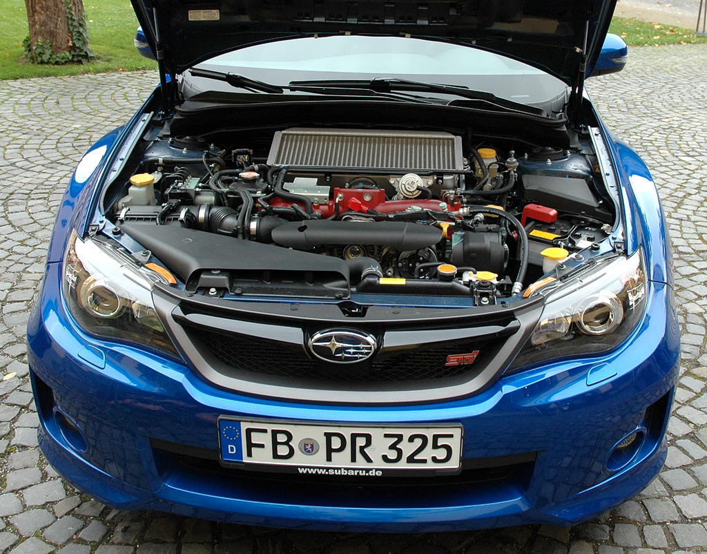 Subaru WRX STi: Blick unter die Motorhaube des 300 PS starken 2,5-Liter-Turbobenziners. 