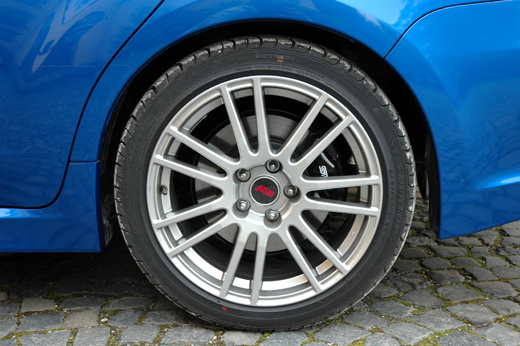 Subaru WRX STi: Hinter den 18-Zöllern verbirgt sich eine große Brembo-Bremsanlage. 