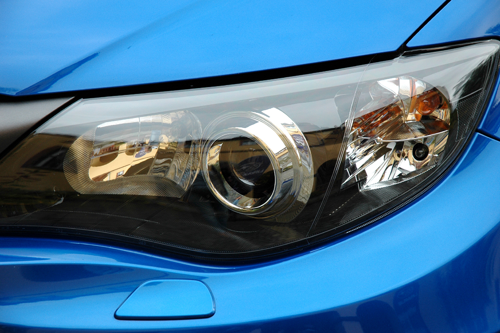 Subaru WRX STi: Moderne Leuchteinheit vorn mit Xenon-Scheinwerfern. 