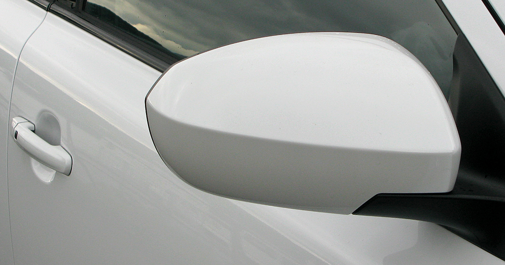 Suzuki Kizashi: Blick auf den Außenspiegel auf der Beifahrerseite. 