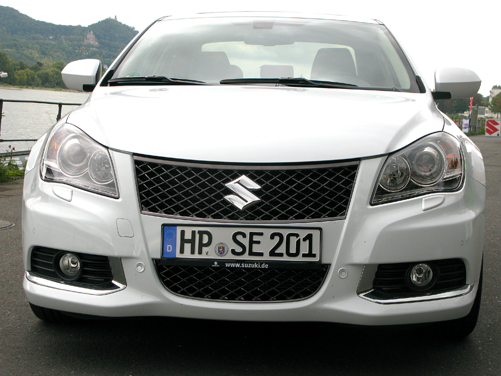 Suzuki Kizashi: Blick auf die Frontpartie mit dem weit nach unten gezogenen Stoßfänger. 