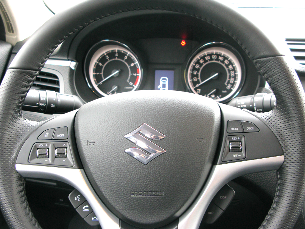 Suzuki Kizashi: Blick durch den Lenkradkranz auf die Rundinstrumentierung. 