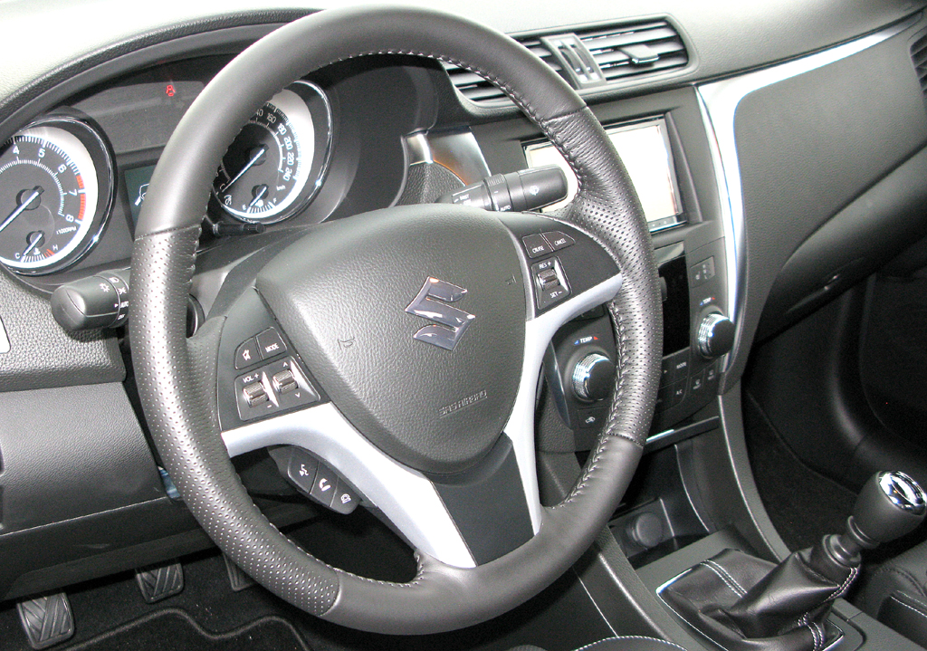 Suzuki Kizashi: Blick ins insgesamt noch übersichtlich gestaltete Cockpit. 