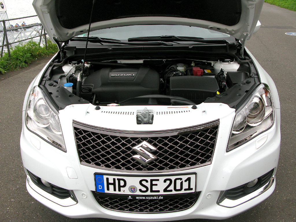 Suzuki Kizashi: Blick unter die Motorhaube des vorerst einzigen 2,4-Liter-Benziners mit 178 PS. 