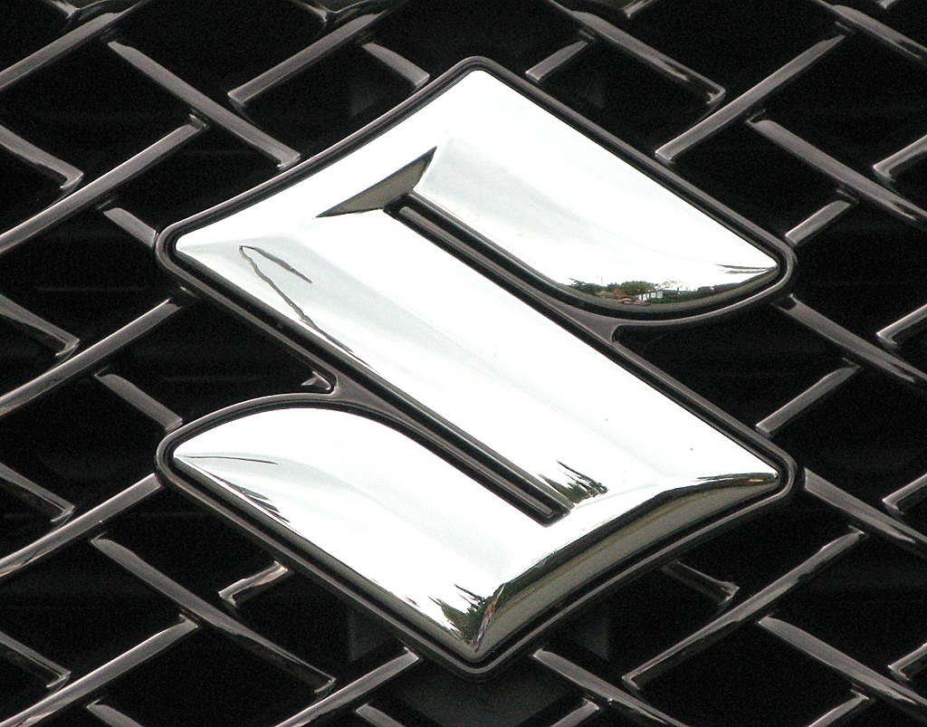 Suzuki Kizashi: Das Markenlogo sitzt mittig im oberen Teil des Kühlergrills. 