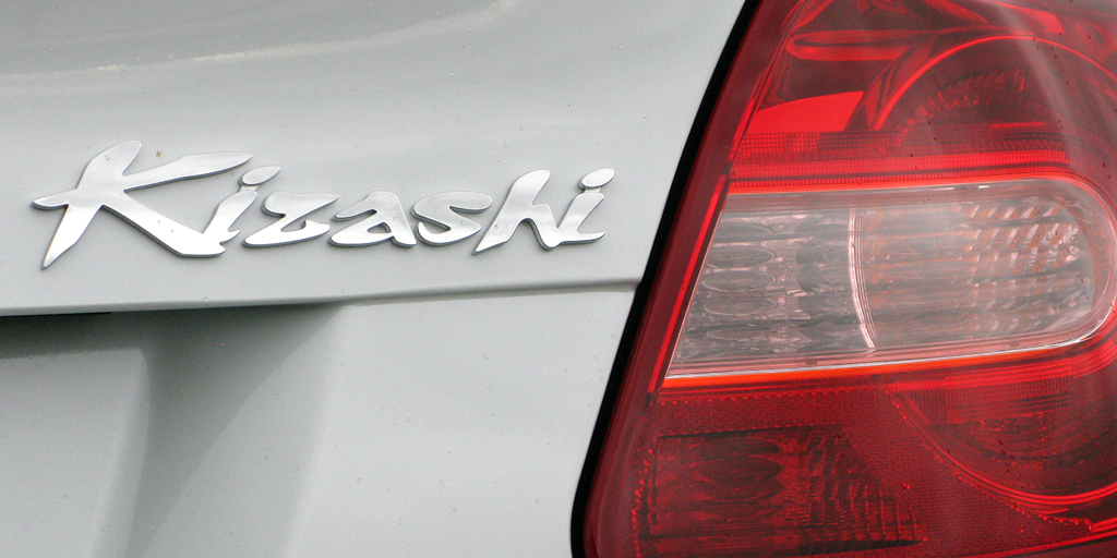 Suzuki Kizashi: Moderne Leuchteinheit hinten mit Modellschriftzug. 