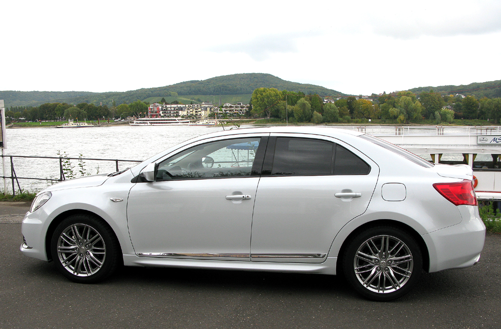 Suzuki Kizashi: Seitenansicht der rund 4,6 Meter langen und rund 1,8 Meter breiten Limousine. 