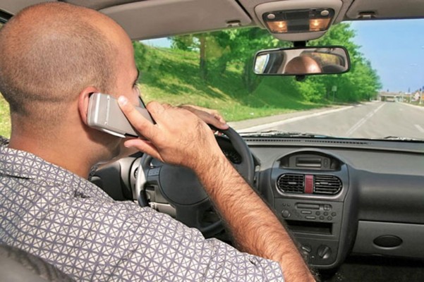 Umfrage - Jeder vierte Autofahrer telefoniert mit dem Handy
