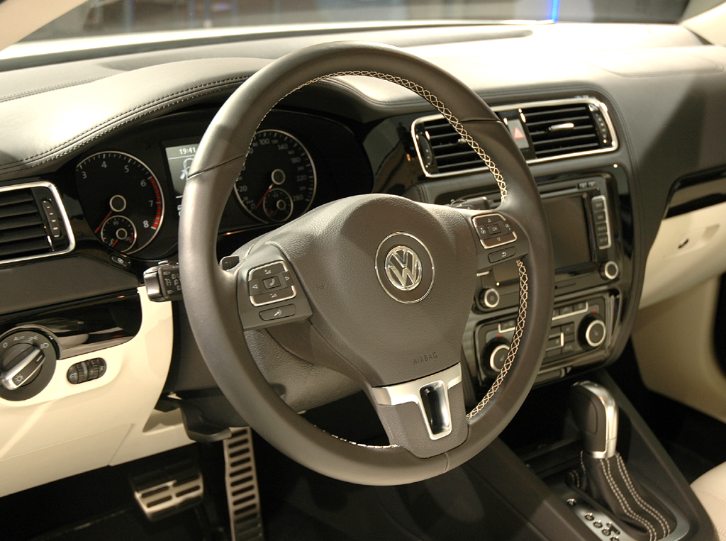 VW Jetta: Das Interieur mutet überaus wertig an. 