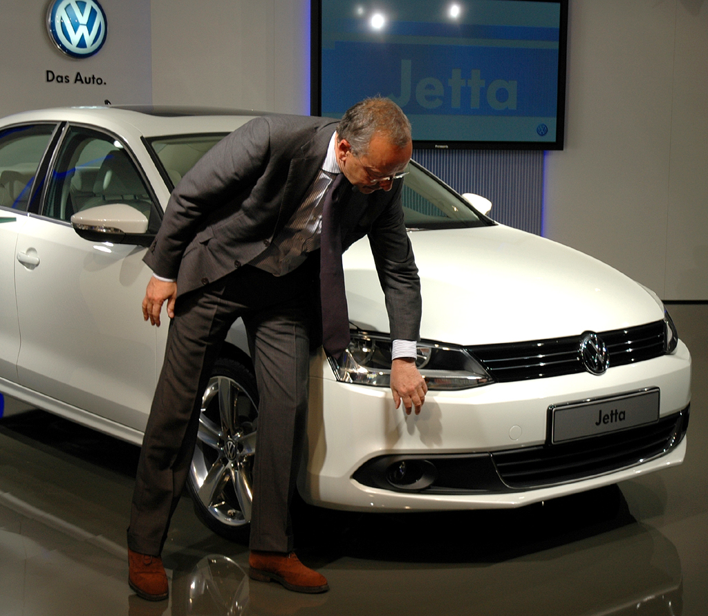VW Jetta: Konzern-Designchef Walter de'Silva erläutert die sportlichere Linienführung. 