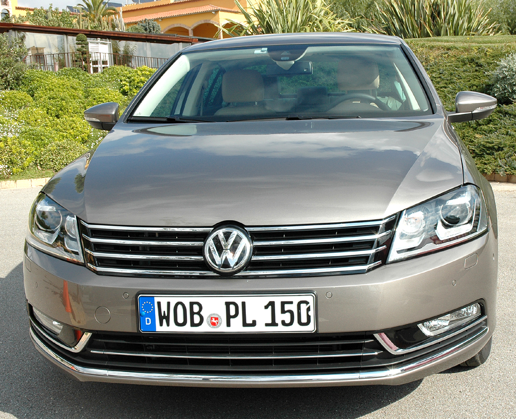 VW Passat: Blick auf die Frontpartie des Mittelklasse-Modells der Wolfsburger. 
