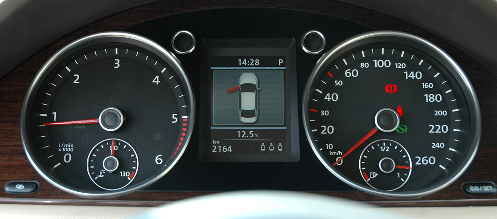 VW Passat: Blick durch den Lenkradkranz auf die Rundinstrumentierung. 
