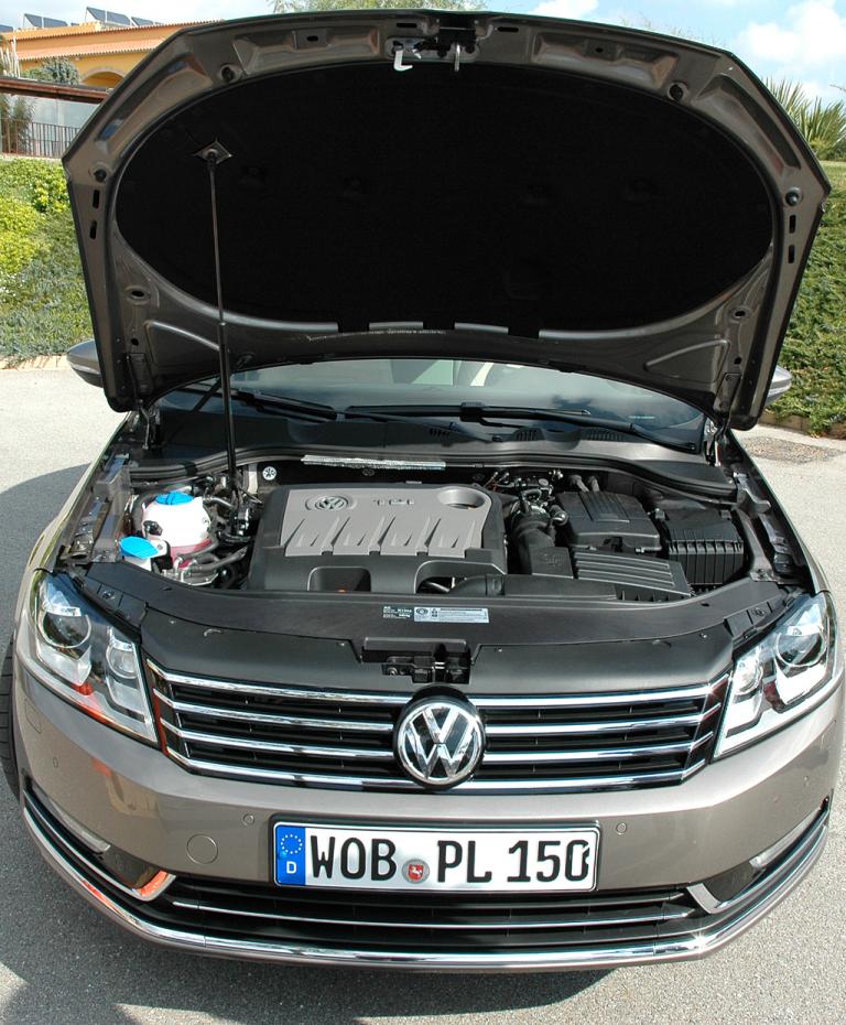VW Passat: Blick unter die Motorhaube eines Turbodiesels. 