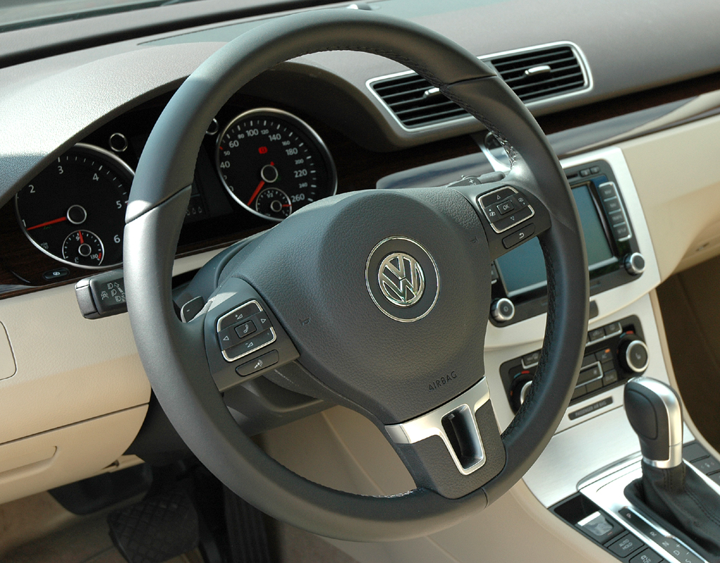VW Passat: Das Cockpit mutet durchaus nobel an. 