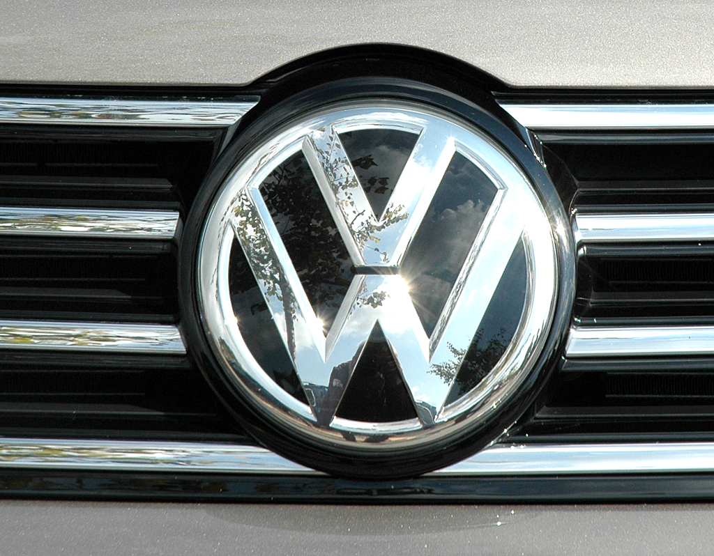 VW Passat: Das Markenlogo vorn sitzt mittig im Kühlergrill. 