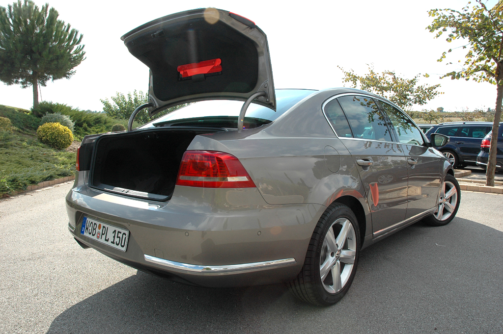 VW Passat: Der Limousinen-Kofferraum fasst 565, der im Variant über 600 bis über 1730 Liter. 