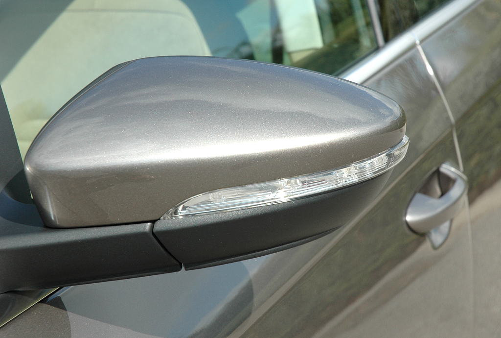 VW Passat: In die Außenspiegel ist jeweils ein Blinkerstreifen integriert. 