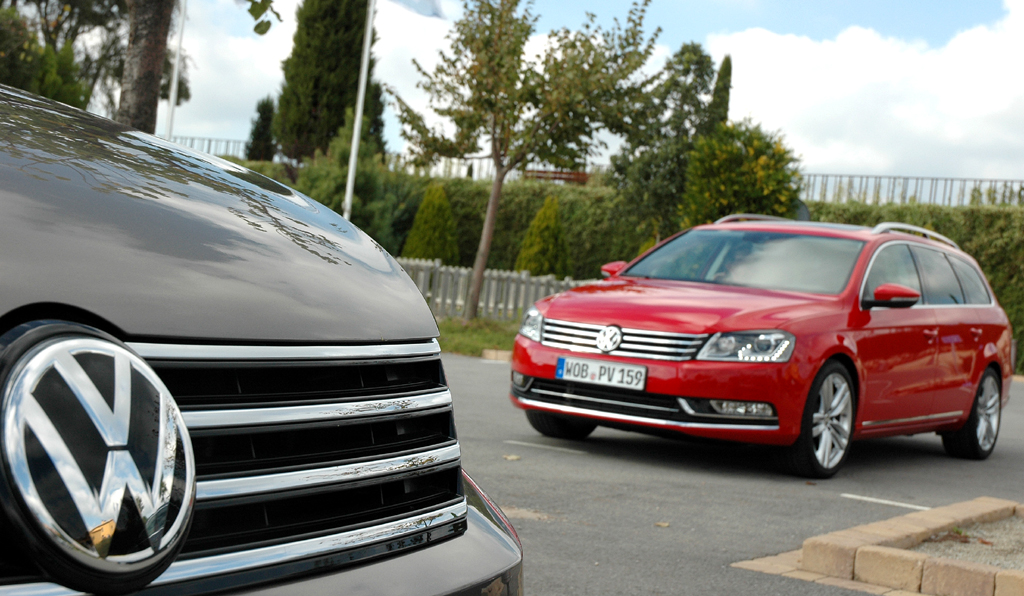 VW Passat: Limousinen-Front vorn, Variant-Kombi hinten.