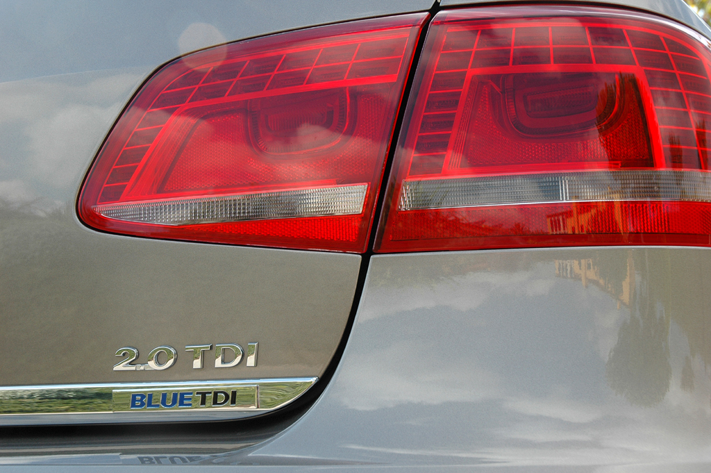 VW Passat: Moderne Leuchteinheit hinten mit Motorisierungsschriftzug. 