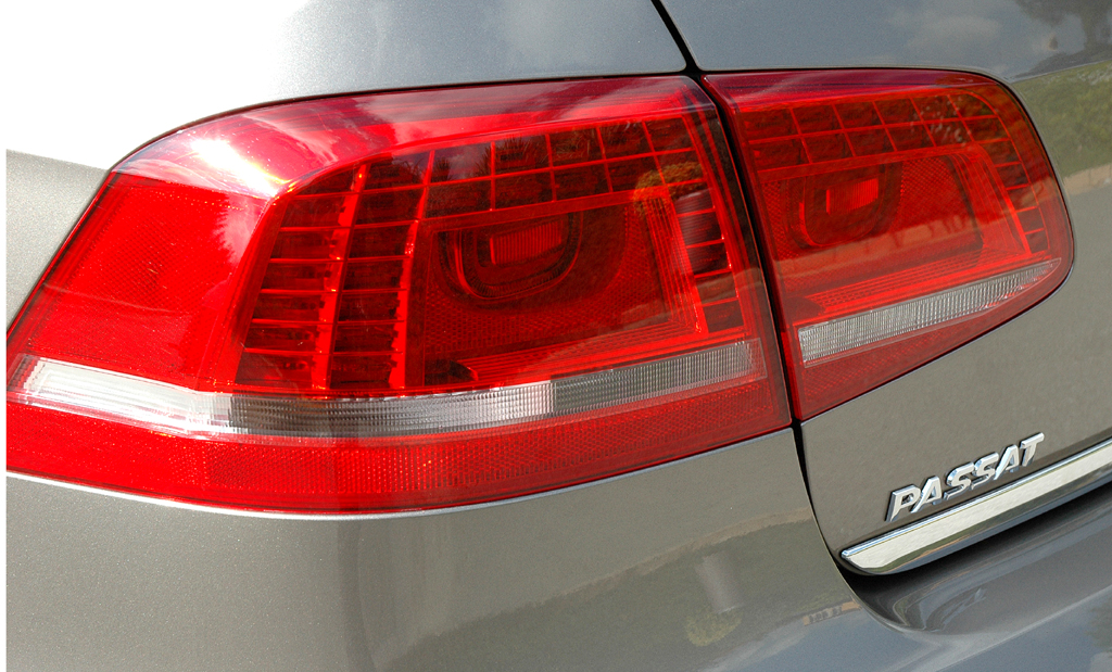 VW Passat: Moderne Leuchteinheit mit Modellschriftzug am Heck. 