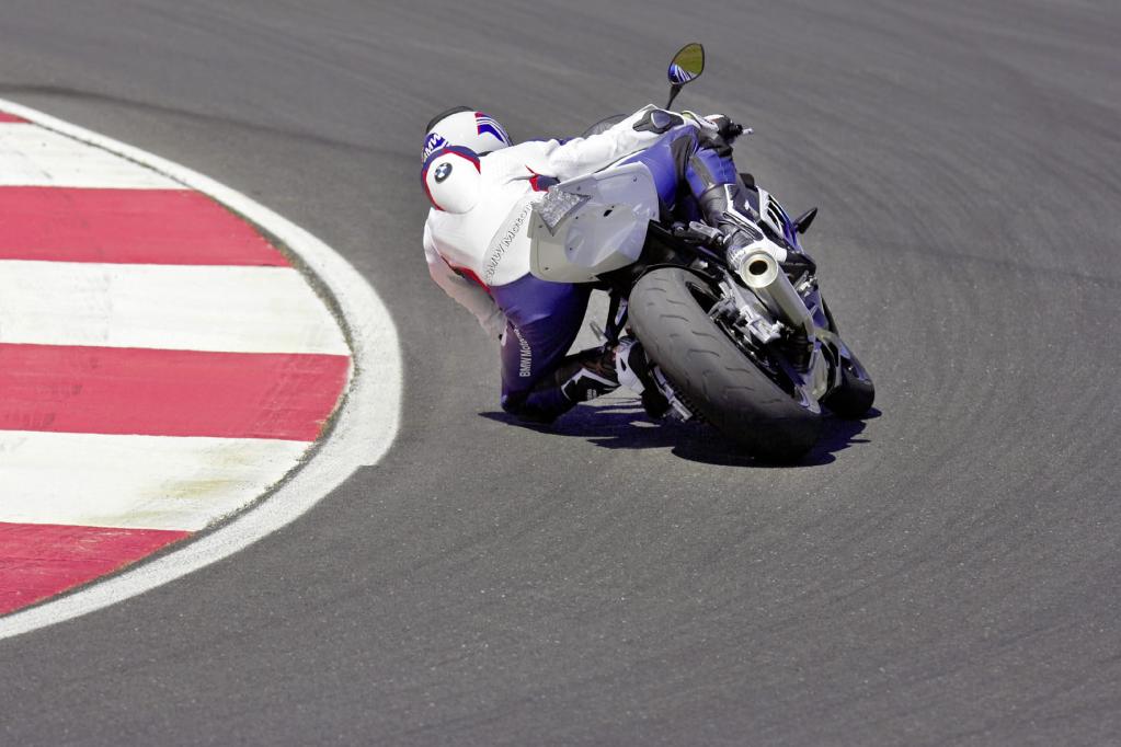 Verschiedene Fahrmodi sorgen für bestmögliches Handling in unterschiedlichen Fahrbahnsituationen - sowohl im Alltag als auch auf der Rennstrecke. 