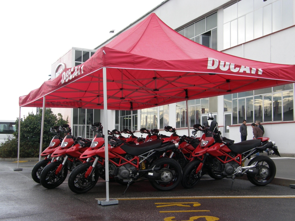 „Knight And Day“: Tom Cruise und Cameron Diaz in geheimer Mission – Blu-ray/DVD ab 26. November im Handel | Ducati Hypermotard stehen bereit für die Ausfahrt auf dem Werksgelände von Ducati in Bologna