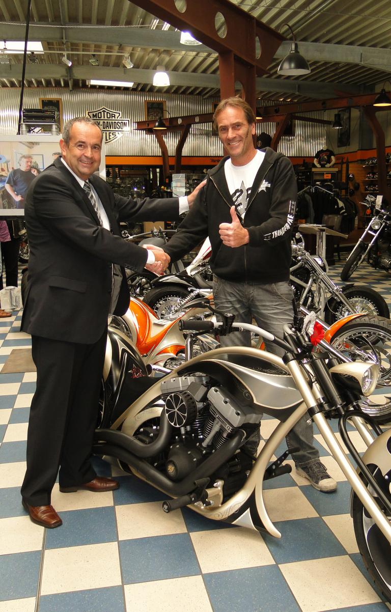 Andreas Schmidt von NGK gratuliert Andreas Bergeforth (rechts).