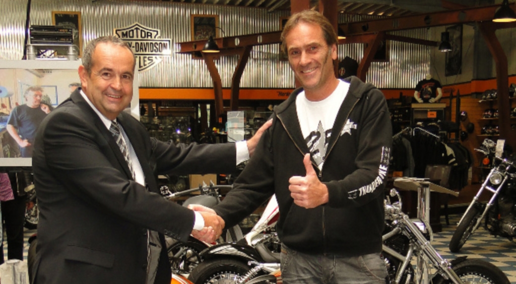 Andreas Schmidt von NGK gratuliert Andreas Bergeforth (rechts).