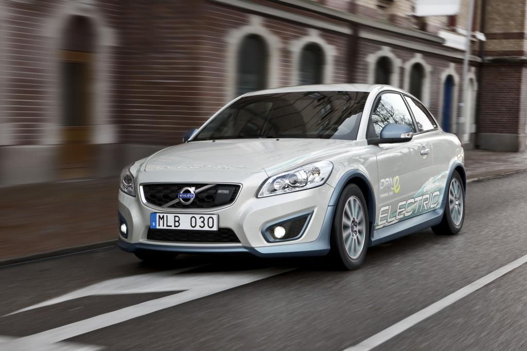 Angetrieben wird der Schwede von einem 82 kW/111 PS starken E-Motor
