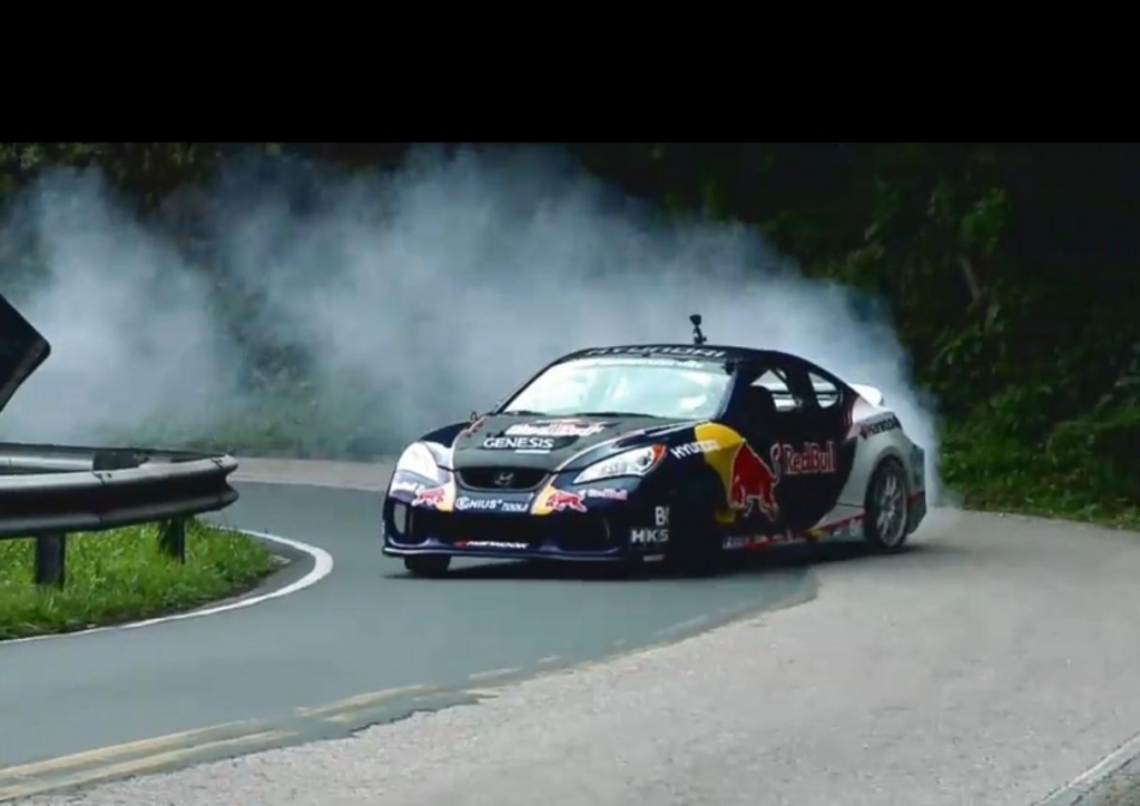 Atemberaubend: Drifting in den Serpentinen mit Rhys Millen